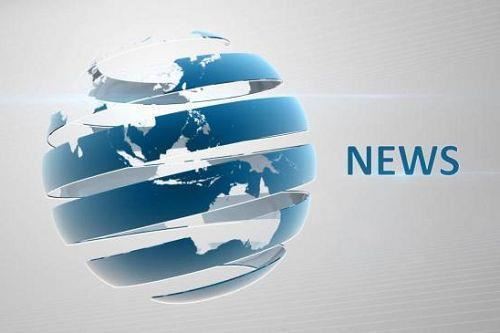 Trabalho de preparação antes de iniciar a máquina de copos de papel e durante...